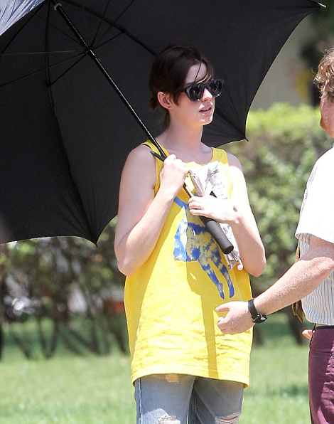 Η λευκή σαν το γάλα ηθοποιός που κυκλοφορεί με ομπρέλα για τον ήλιο στην πόλη [εικόνες] | iefimerida.gr 0