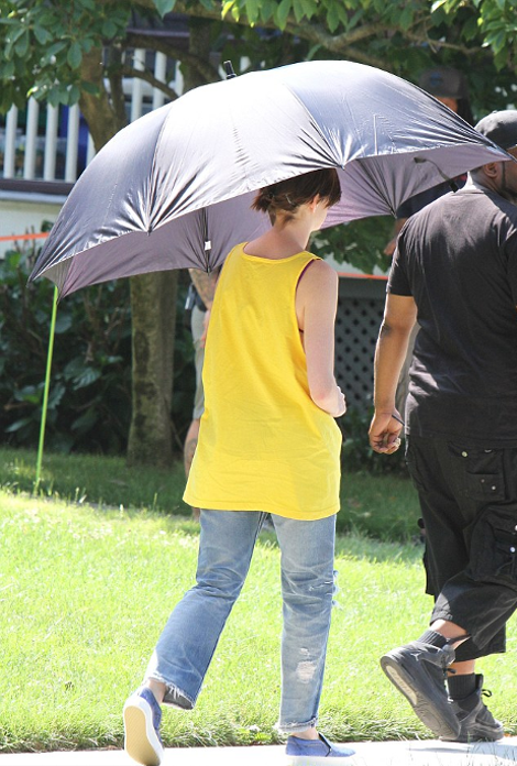 Η λευκή σαν το γάλα ηθοποιός που κυκλοφορεί με ομπρέλα για τον ήλιο στην πόλη [εικόνες] | iefimerida.gr 1