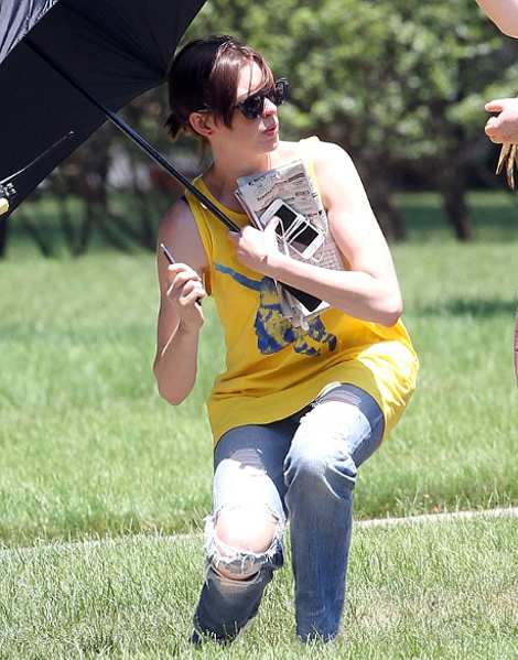 Η λευκή σαν το γάλα ηθοποιός που κυκλοφορεί με ομπρέλα για τον ήλιο στην πόλη [εικόνες] | iefimerida.gr 2