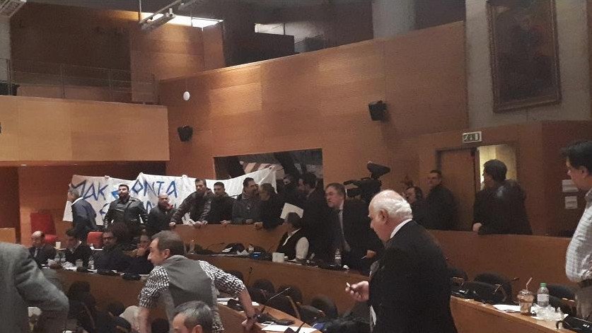 Εισβολή μελών της Χρυσής Αυγής στο δημοτικό συμβούλιο Θεσσαλονίκης [εικόνες & βίντεο] | iefimerida.gr 0