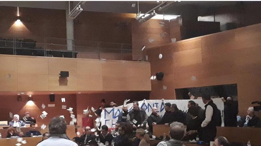 Εισβολή μελών της Χρυσής Αυγής στο δημοτικό συμβούλιο Θεσσαλονίκης [εικόνες & βίντεο] | iefimerida.gr 1