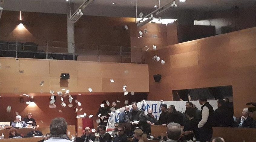 Εισβολή μελών της Χρυσής Αυγής στο δημοτικό συμβούλιο Θεσσαλονίκης [εικόνες & βίντεο] | iefimerida.gr 2