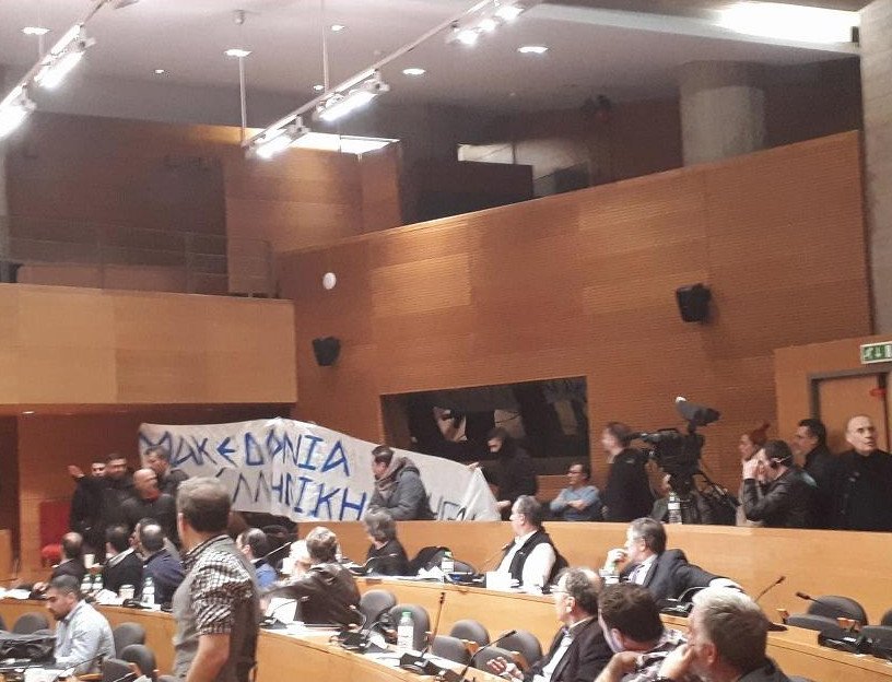 Εισβολή μελών της Χρυσής Αυγής στο δημοτικό συμβούλιο Θεσσαλονίκης [εικόνες & βίντεο] | iefimerida.gr 3