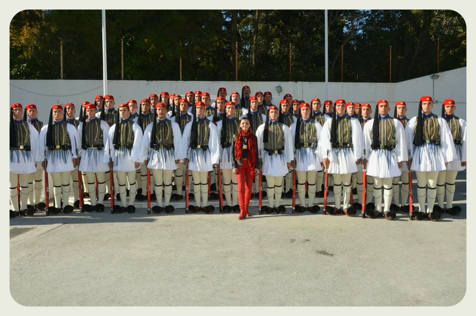 Η Δήμητρα Χατζηαδάμ ανάμεσα σε Εύζωνες 