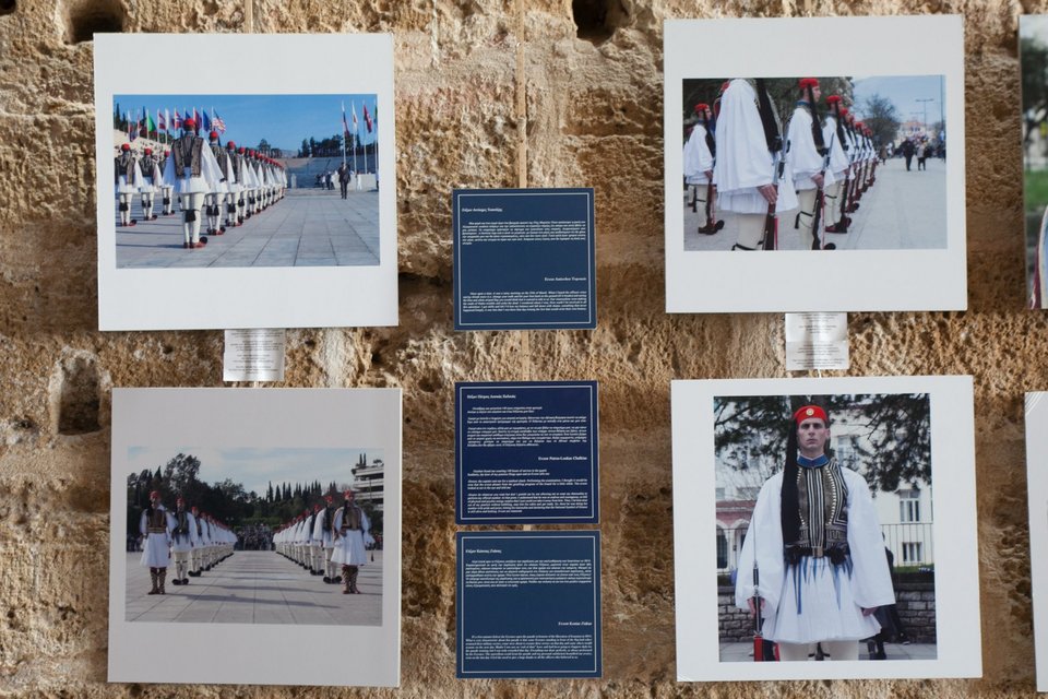 Το φωτογραφικό υλικό συνοδεύεται με μαρτυρίες ευζώνων και ηχητικό ντοκουμέντο από τις δραστηριότητες τους