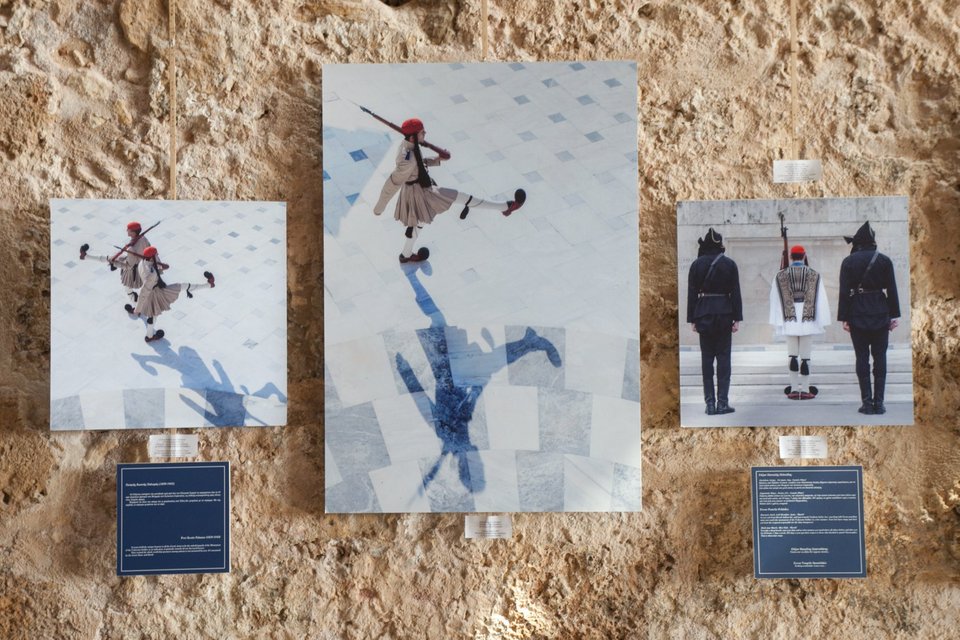 Η έκθεση γίνεται με αφορμή τη συμπλήρωση 100 ετών Διπλωματικών Σχέσεων Ελλάδας Πολωνίας