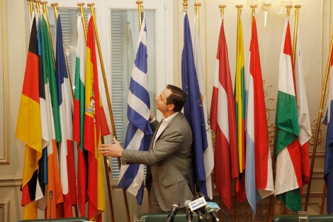 Ο Χατζημαρκάκης, αγκαλιά με 10 σημαίες, παρουσίασε το νέο κόμμα του: «Ελληνες Ευρωπαίοι Πολίτες» [εικόνες] | iefimerida.gr 0