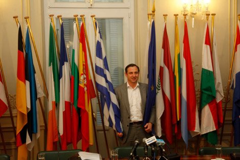 Ο Χατζημαρκάκης, αγκαλιά με 10 σημαίες, παρουσίασε το νέο κόμμα του: «Ελληνες Ευρωπαίοι Πολίτες» [εικόνες] | iefimerida.gr 1