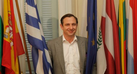 Ο Χατζημαρκάκης, αγκαλιά με 10 σημαίες, παρουσίασε το νέο κόμμα του: «Ελληνες Ευρωπαίοι Πολίτες» [εικόνες] | iefimerida.gr 2