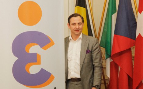 Ο Χατζημαρκάκης, αγκαλιά με 10 σημαίες, παρουσίασε το νέο κόμμα του: «Ελληνες Ευρωπαίοι Πολίτες» [εικόνες] | iefimerida.gr 3