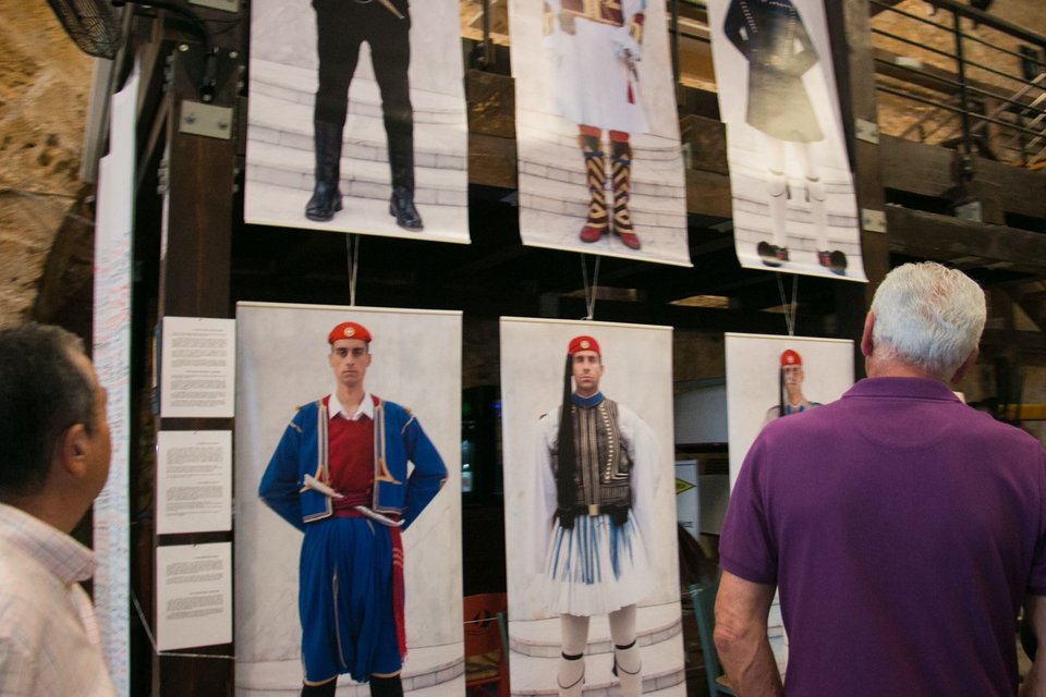 Η φωτογράφος καταγράφει το αγέρωχο παρουσιαστικό των Ευζώνων