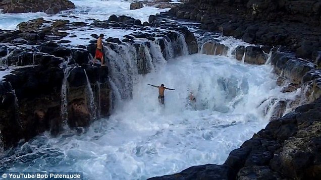 «Η πισίνα του θανάτου» -Η καταβόθρα που βουτούν οι τολμηροί [εικόνες & βίντεο] | iefimerida.gr 0