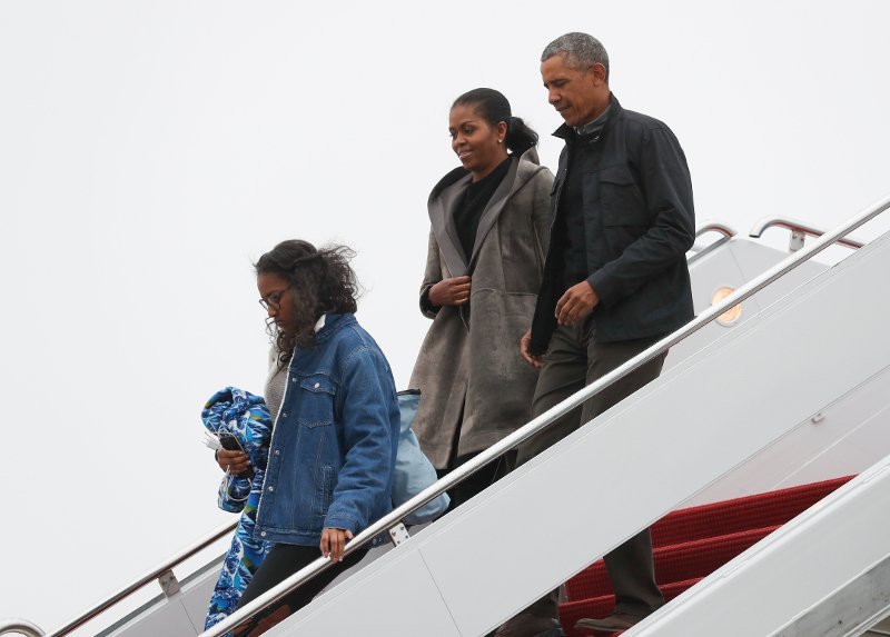 Το τελευταίο οικογενειακό ταξίδι των Ομπάμα με το Air Force One -Η σύγκριση με το πρώτο, 8 χρόνια πριν [εικόνες] | iefimerida.gr 3