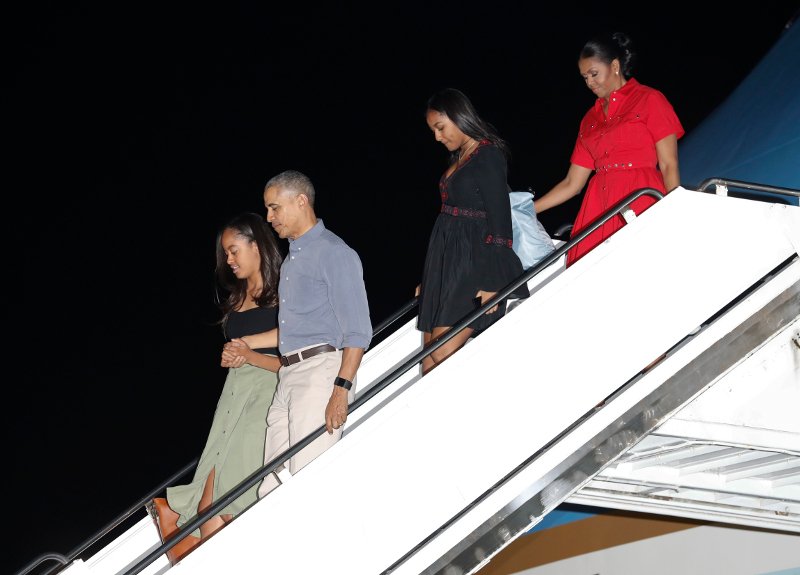 Το τελευταίο οικογενειακό ταξίδι των Ομπάμα με το Air Force One -Η σύγκριση με το πρώτο, 8 χρόνια πριν [εικόνες] | iefimerida.gr 8