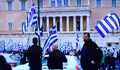 Χρυσαυγίτες στο Σύνταγμα -Περιμένουν την άφιξη του Μιχαλολιάκου για να ξεκινήσουν το σόου [εικόνες] | iefimerida.gr 0