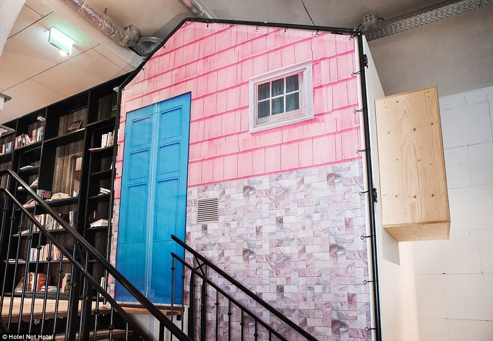 Το πιο περίεργο ξενοδοχείο -Με δωμάτια κρυμμένα πίσω από βιβλιοθήκες, φτιαγμένα από βαγόνια τραμ [εικόνες] | iefimerida.gr 4