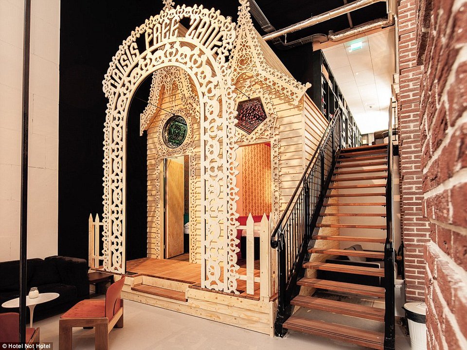 Το πιο περίεργο ξενοδοχείο -Με δωμάτια κρυμμένα πίσω από βιβλιοθήκες, φτιαγμένα από βαγόνια τραμ [εικόνες] | iefimerida.gr 3