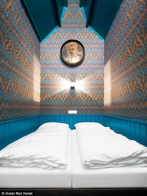 Το πιο περίεργο ξενοδοχείο -Με δωμάτια κρυμμένα πίσω από βιβλιοθήκες, φτιαγμένα από βαγόνια τραμ [εικόνες] | iefimerida.gr 5