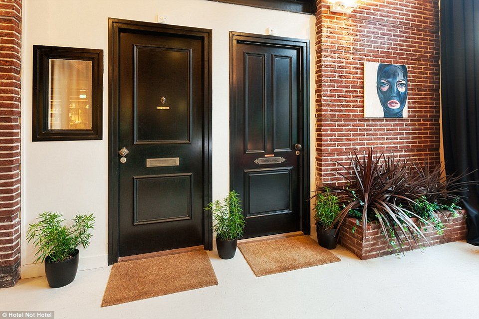 Το πιο περίεργο ξενοδοχείο -Με δωμάτια κρυμμένα πίσω από βιβλιοθήκες, φτιαγμένα από βαγόνια τραμ [εικόνες] | iefimerida.gr 8