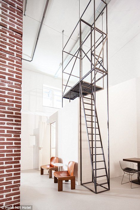 Το πιο περίεργο ξενοδοχείο -Με δωμάτια κρυμμένα πίσω από βιβλιοθήκες, φτιαγμένα από βαγόνια τραμ [εικόνες] | iefimerida.gr 6