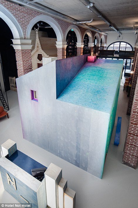 Το πιο περίεργο ξενοδοχείο -Με δωμάτια κρυμμένα πίσω από βιβλιοθήκες, φτιαγμένα από βαγόνια τραμ [εικόνες] | iefimerida.gr 7