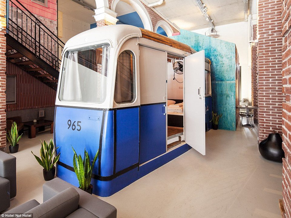 Το πιο περίεργο ξενοδοχείο -Με δωμάτια κρυμμένα πίσω από βιβλιοθήκες, φτιαγμένα από βαγόνια τραμ [εικόνες] | iefimerida.gr 0