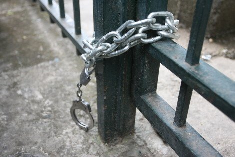 Τα ΜΑΤ πέρασαν χειροπέδες και στα κάγκελα του Ραδιομεγάρου της ΕΡΤ [εικόνα] | iefimerida.gr 0