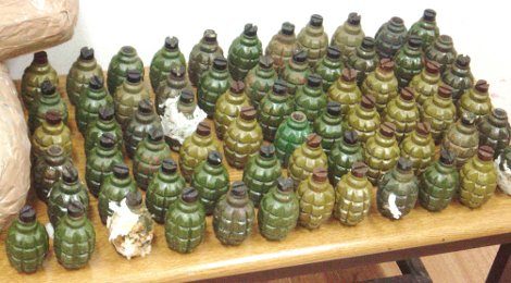 Χειροβομβίδες, εκρηκτικούς μηχανισμούς και ναρκωτικά ανακάλυψε η ΕΛ.ΑΣ. στην Κυψέλη [εικόνες] | iefimerida.gr 0