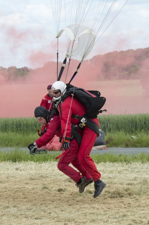 Πήδηξε με αλεξίπτωτο σε ηλικία 89 ετών -Ατρόμητος βετεράνος πολέμου επανέλαβε την απόβαση στη Νορμανδία [εικόνες] | iefimerida.gr 3