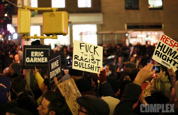 Νέα Υόρκη: Επεισόδια και συλλήψεις για την αθώωση αστυνομικού που στραγγάλισε Αφροαμερικανό [εικόνες & βίντεο] | iefimerida.gr 8