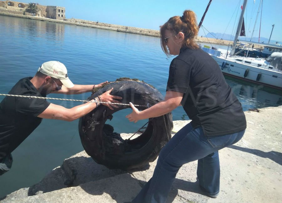 «Χωματερή» το λιμάνι των Χανίων -Βρήκαν στον βυθό λάστιχα, σκουπίδια, μέχρι και τζαμαρία [εικόνες] | iefimerida.gr 1