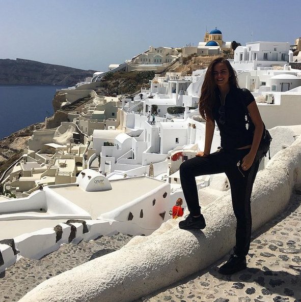 H 26χρονη πρώην του Μπίμπερ παντρεύεται 62χρονο μεγιστάνα στη Σαντορίνη [εικόνες] | iefimerida.gr 2