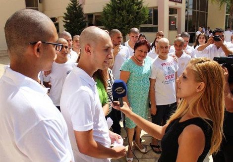 Συγκίνησαν μαθητές στην Κύπρο: Ξύρισαν τα κεφάλια τους για να υποδεχθούν καρκινοπαθή συμμαθητή τους [βίντεο & εικόνες] | iefimerida.gr 3