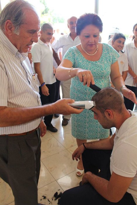 Συγκίνησαν μαθητές στην Κύπρο: Ξύρισαν τα κεφάλια τους για να υποδεχθούν καρκινοπαθή συμμαθητή τους [βίντεο & εικόνες] | iefimerida.gr 5