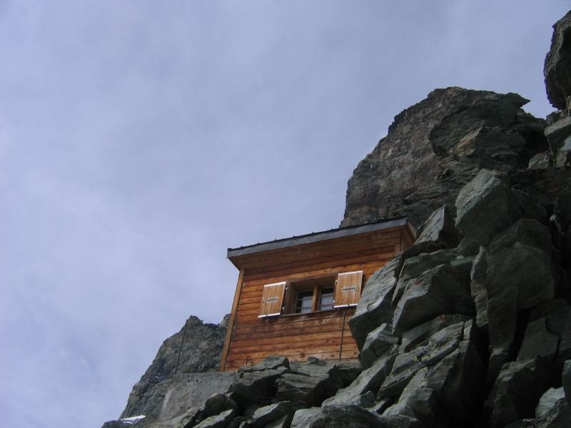 Ενας μικρός ξενώνας με μεγάλη θέα που προκαλεί ίλιγγο -Στο χείλος του γκρεμού στην κυριολεξία [εικόνες&βίντεο] | iefimerida.gr 1