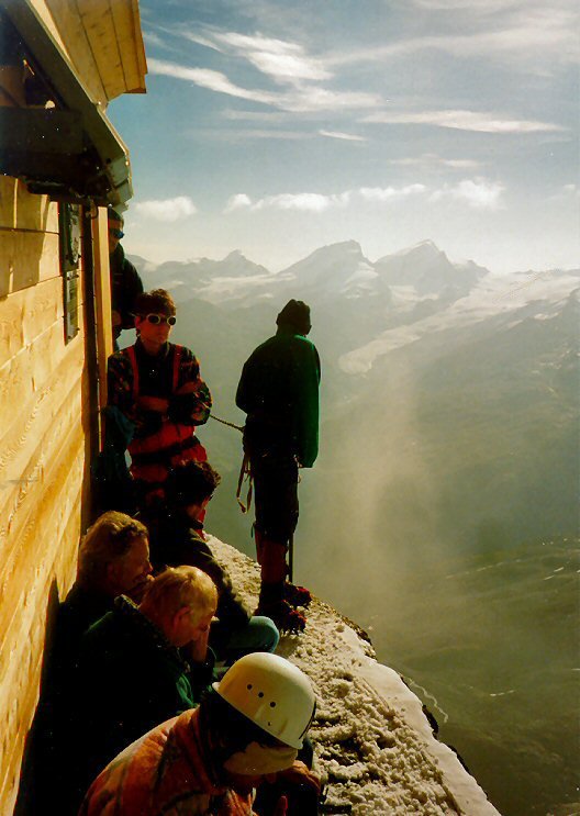 Ενας μικρός ξενώνας με μεγάλη θέα που προκαλεί ίλιγγο -Στο χείλος του γκρεμού στην κυριολεξία [εικόνες&βίντεο] | iefimerida.gr 2