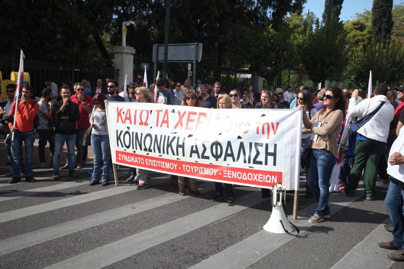 Εξω από το Μέγαρο Μαξίμου οι ξενοδοχοϋπάλληλοι -Κατηγορούν για διγλωσσία την κυβέρνηση [εικόνες] | iefimerida.gr 1