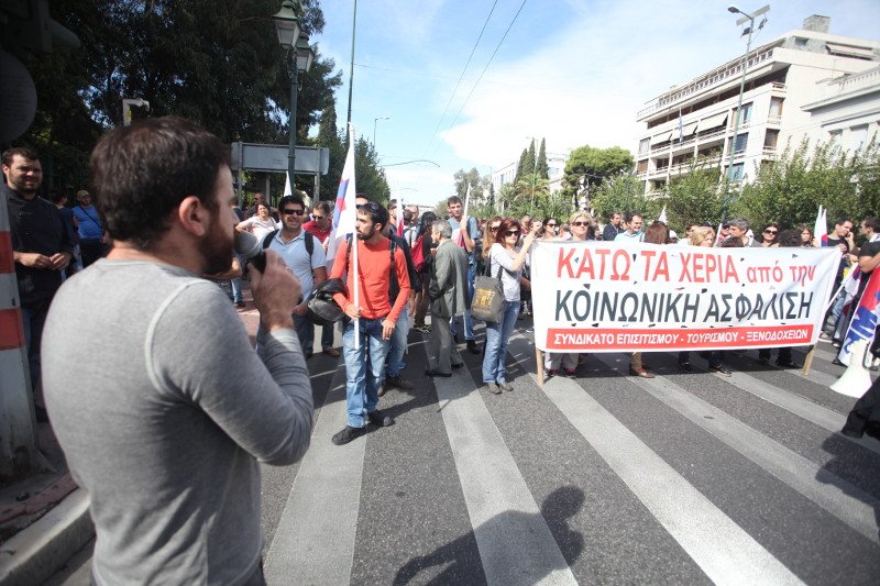 Εξω από το Μέγαρο Μαξίμου οι ξενοδοχοϋπάλληλοι -Κατηγορούν για διγλωσσία την κυβέρνηση [εικόνες] | iefimerida.gr 0