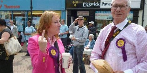 Yποψήφια ευρωβουλευτής με το κόμμα του Φάρατζ προτάσσει το ...μεσαίο δάχτυλο σε διαδηλωτές [εικόνες]  | iefimerida.gr 2