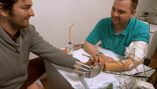 Το πρώτο προσθετικό χέρι που αισθάνεται παρουσίασε διεθνής ομάδα ερευνητών [εικόνες] | iefimerida.gr 0