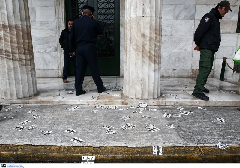 Χρυσαυγίτες πέταξαν φέιγ βολάν στο δημαρχείο της Αθήνας -Κατά της συνάντησης Καμίνη με τον δήμαρχο Σκοπίων | iefimerida.gr 1
