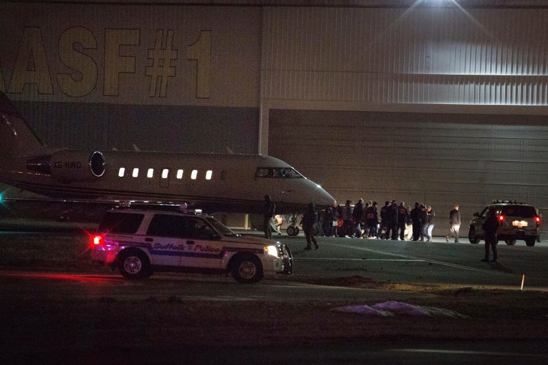 Υπό δρακόντεια μέτρα ασφαλείας εκδόθηκε στις ΗΠΑ ο βαρόνος των ναρκωτικών «Ελ Τσάπο» [εικόνες] | iefimerida.gr 2