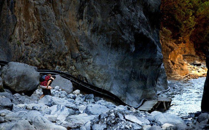 Viral ιστορία αγάπης: Πέρασε το φαράγγι της Σαμαριάς κουβαλώντας την ΑΜΕΑ κόρη του στην πλάτη [εικόνα] | iefimerida.gr 0