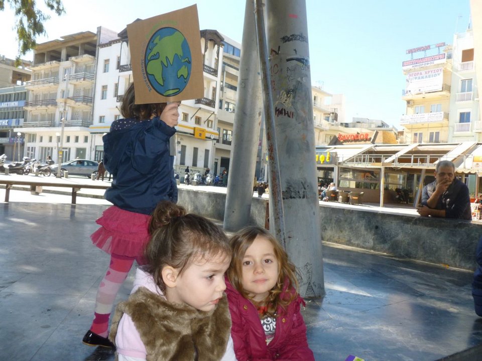 Η πιο τρυφερή διαμαρτυρία στην Κρήτη -Νήπια διαδήλωσαν για τα χημικά στη Μεσόγειο [εικόνες] | iefimerida.gr 0