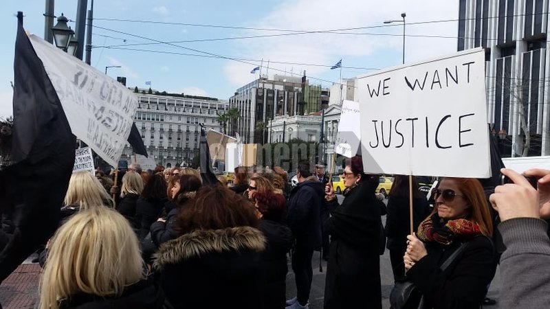 Χήρες του Συλλόγου Θανόντων ΑΞ.Ι.Α. έξω από το υπ. Εργασίας -Πορεία στη Βουλή [εικόνες] | iefimerida.gr 2