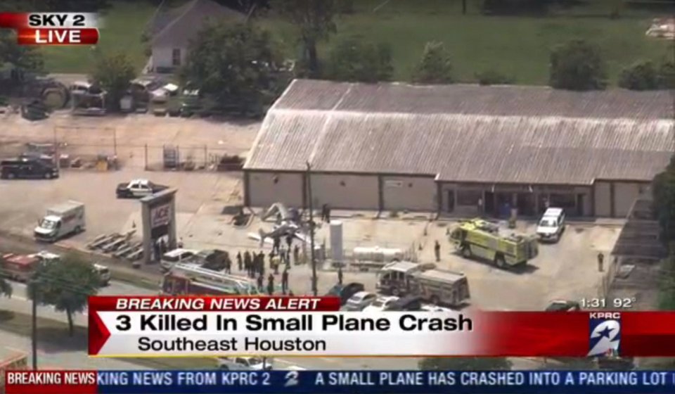 Τραγωδία στο Χιούστον: Αεροπλάνο έπεσε μέσα στην πόλη -3 νεκροί [εικόνες]  | iefimerida.gr 0
