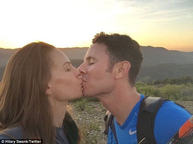 Για δεύτερη φορά νυφούλα η Χίλαρι Σουάνκ [εικόνες]  | iefimerida.gr 1