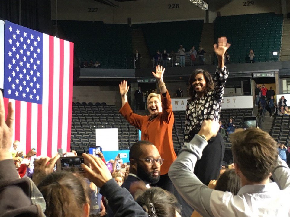 Για πρώτη φορά στο πλάι της Χίλαρι η Μισέλ Ομπάμα -Οι αγκαλιές και η αποθέωση [εικόνες]  | iefimerida.gr 3