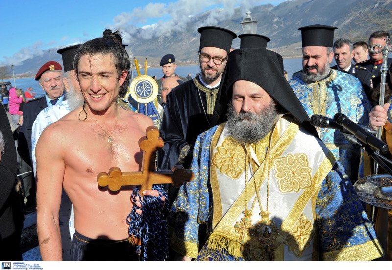 Νεαρός από τη Χιλή έπιασε τον σταυρό στα Γιάννενα -Ηρθε στην Ελλάδα λόγω... έρωτα [εικόνες] | iefimerida.gr 10