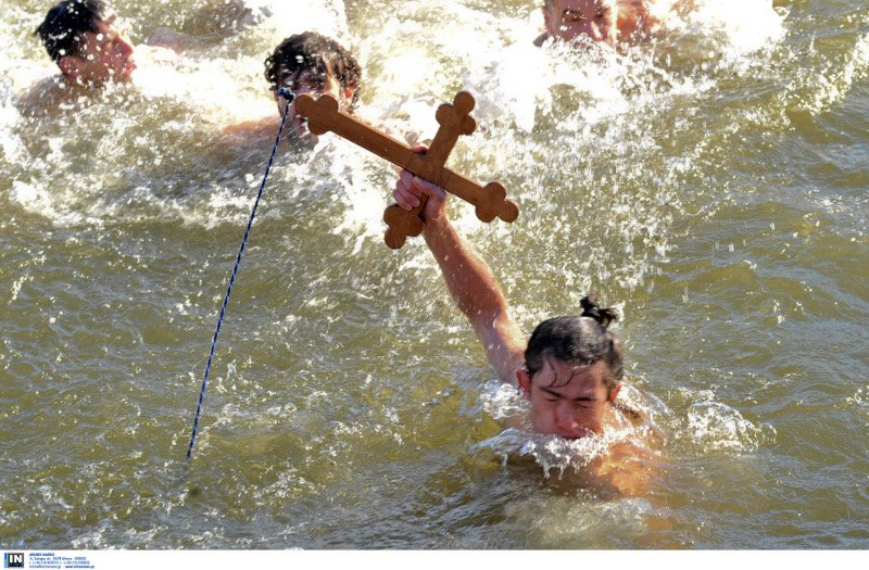 Νεαρός από τη Χιλή έπιασε τον σταυρό στα Γιάννενα -Ηρθε στην Ελλάδα λόγω... έρωτα [εικόνες] | iefimerida.gr 3